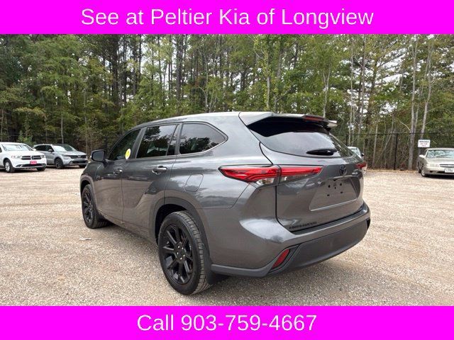 Used 2023 Toyota Highlander LE FWD image 3