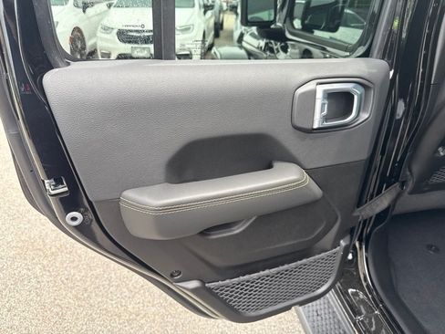New 2026 Jeep Wrangler Unlimited Sahara AWD/4WD image 19