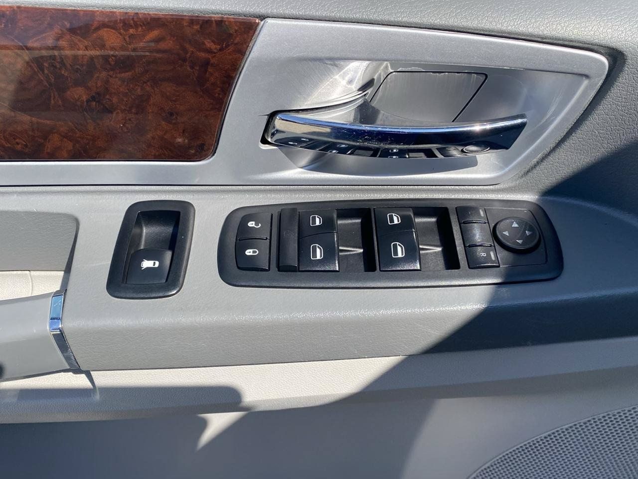 Used 2010 Chrysler Town & Country Touring w/ Family Value Group FWD image 14