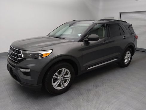 Used 2020 Ford Explorer XLT w/ Equipment Group 202A RWD image 2
