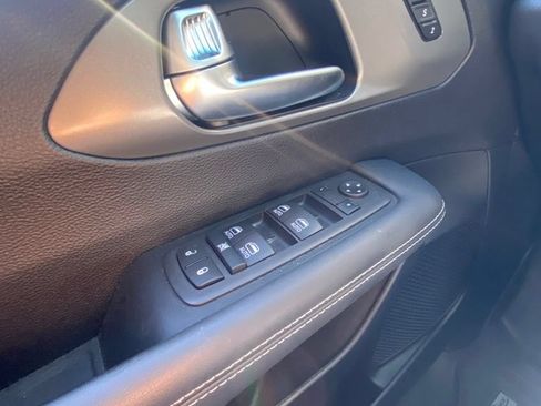 Used 2025 Chrysler Pacifica Select FWD image 36