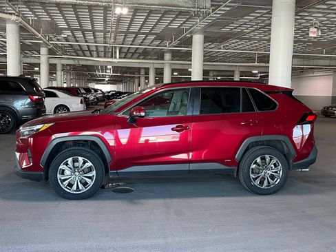 Used 2022 Toyota RAV4 XLE Premium AWD/4WD image 5