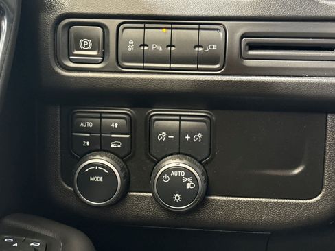 Used 2021 Chevrolet Suburban RST AWD/4WD image 32