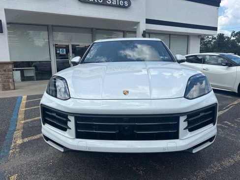 Used 2024 Porsche Cayenne image 2