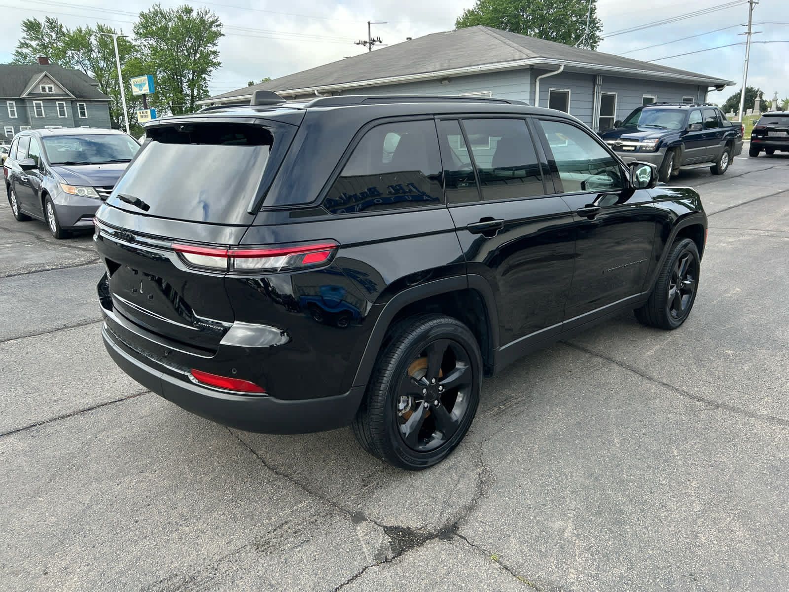 Used 2023 Jeep Grand Cherokee Limited w/ Luxury Tech Group II AWD/4WD image 3
