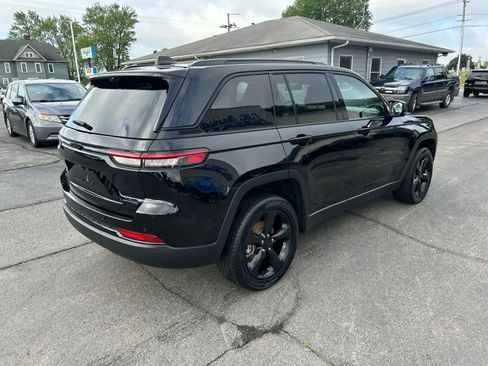 Used 2023 Jeep Grand Cherokee Limited w/ Luxury Tech Group II image 3