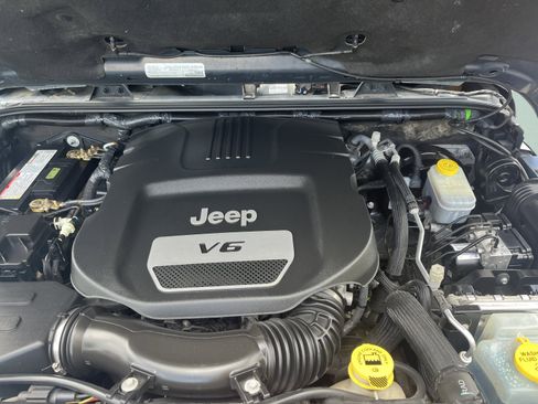 Used 2017 Jeep Wrangler Unlimited Rubicon w/ Connectivity Group AWD/4WD image 11