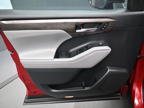 Used 2023 Toyota Highlander Limited image 11