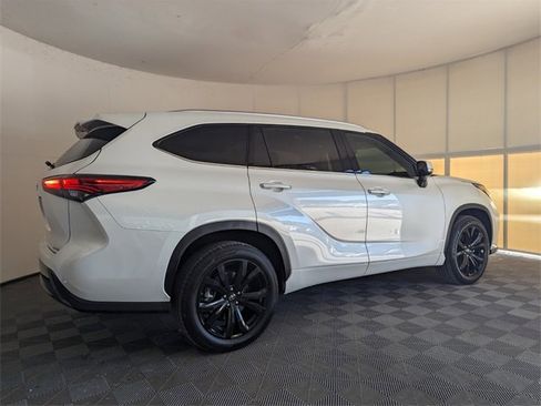 Used 2023 Toyota Highlander L image 17