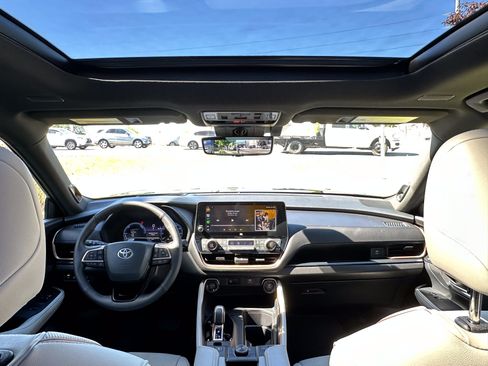 Used 2025 Toyota Grand Highlander AWD Hybrid image 34