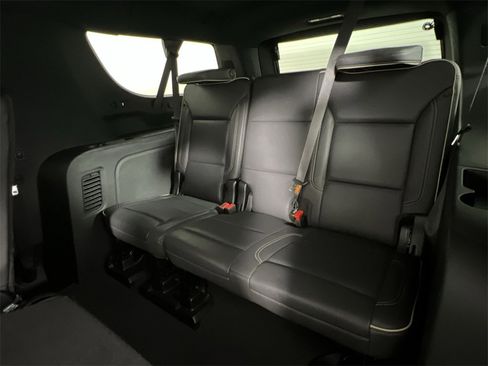 Used 2024 Chevrolet Suburban Premier image 25