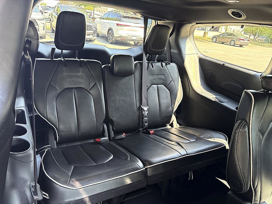 Used 2025 Chrysler Pacifica Limited FWD image 23