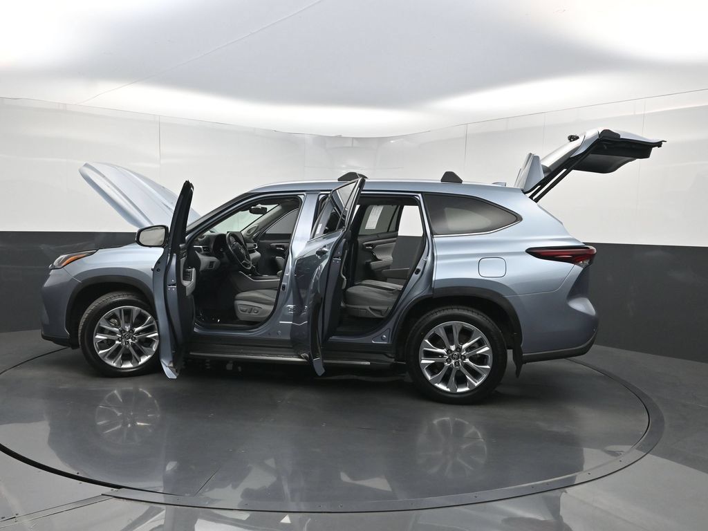 Used 2024 Toyota Highlander Limited FWD image 40