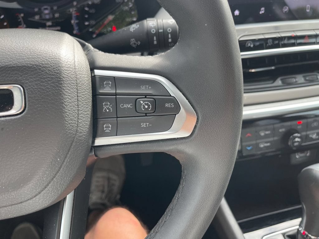 Used 2025 Jeep Compass Limited AWD/4WD image 17