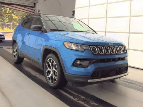 Used 2025 Jeep Compass Limited AWD/4WD image 2
