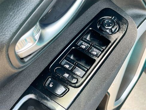 Used 2021 Jeep Renegade Latitude image 17