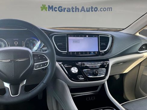 Used 2023 Chrysler Pacifica Limited FWD image 11
