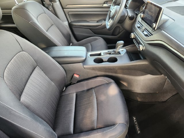Used 2025 Nissan Altima 2.5 SV FWD image 14