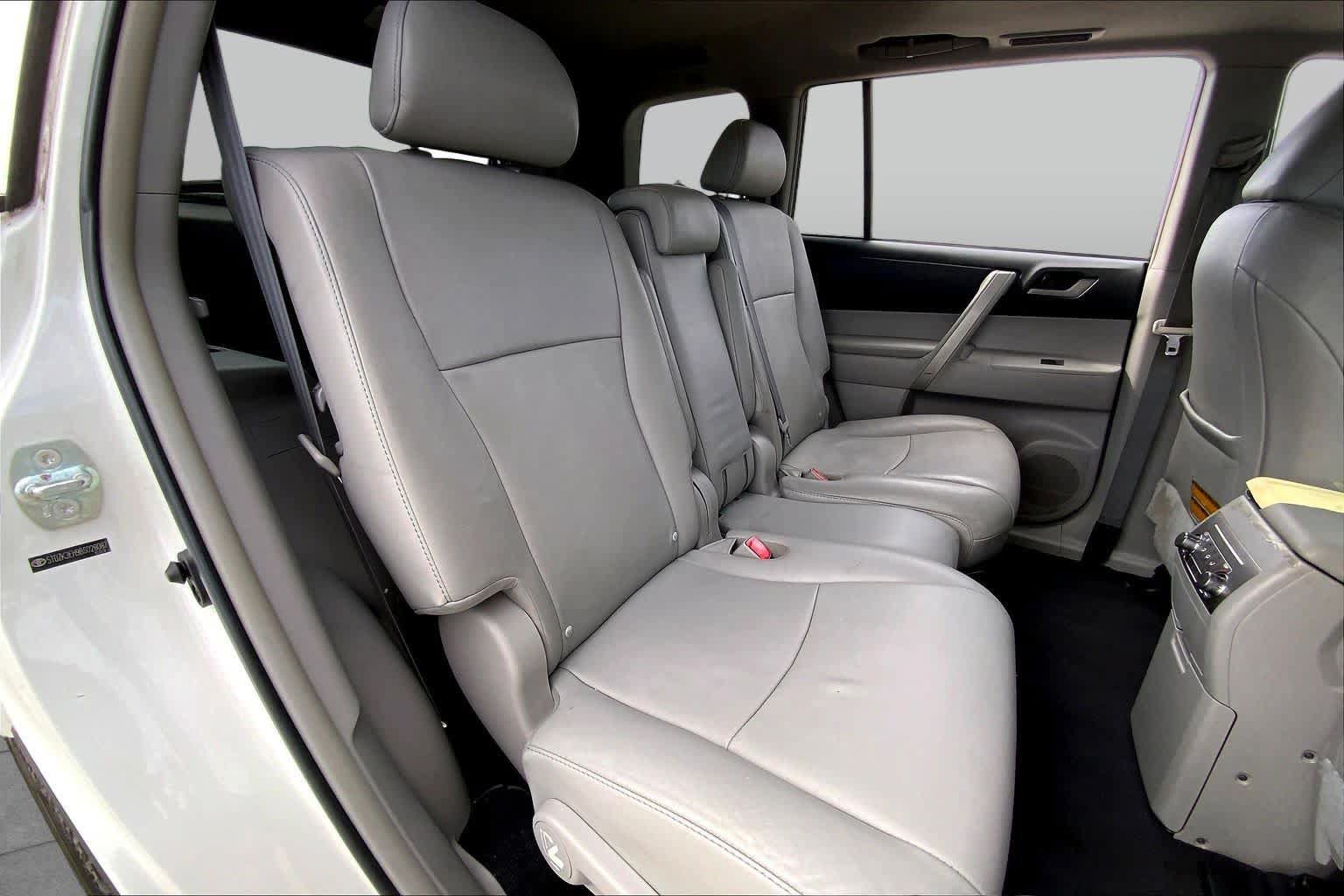 Used 2011 Toyota Highlander SE FWD image 18