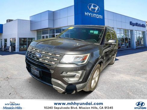 Used 2017 Ford Explorer XLT image 1