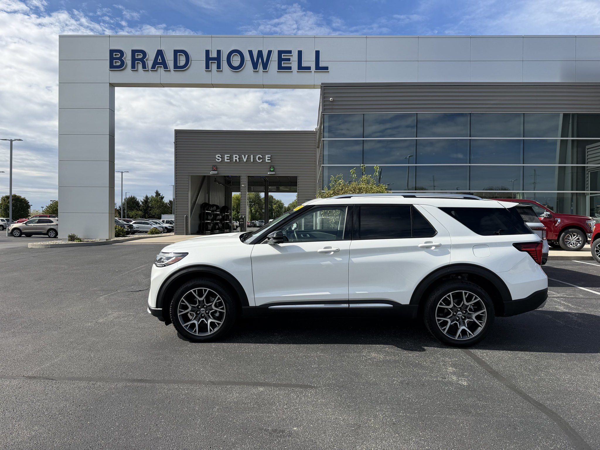 Used 2025 Ford Explorer Platinum w/ Ultimate Package AWD/4WD image 1