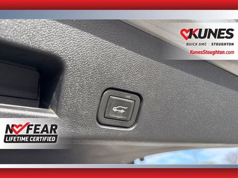 Used 2025 Chevrolet Traverse RS image 43