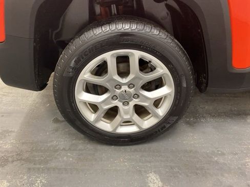 Used 2017 Jeep Renegade Latitude w/ Cold Weather Group image 32