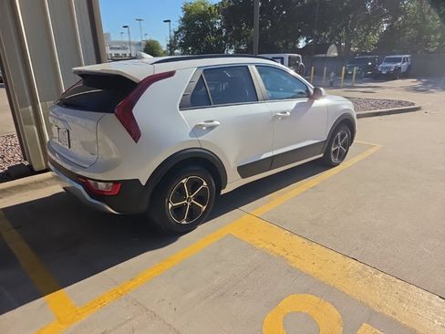 Used 2025 Kia Niro LX FWD image 7