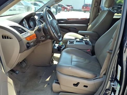 Used 2012 Chrysler Town & Country Touring-L w/ Driver Convenience Group FWD image 8
