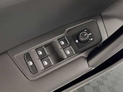 Used 2018 Volkswagen Tiguan SEL FWD image 13
