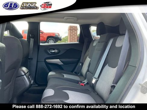 Used 2018 Jeep Cherokee Latitude FWD image 14