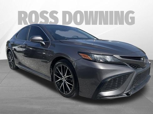 Used 2021 Toyota Camry SE FWD image 3