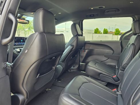 Used 2026 Chrysler Pacifica Select AWD/4WD image 42