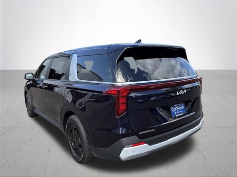 Used 2025 Kia Carnival FWD image 8