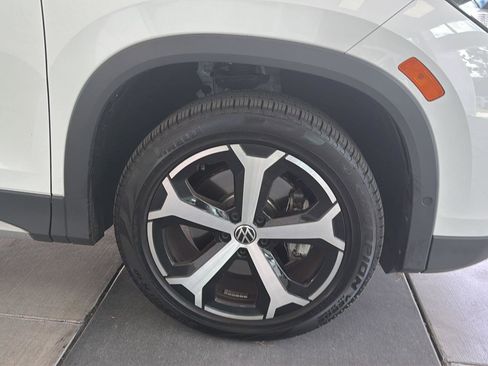 Certified 2025 Volkswagen Tiguan SE w/ Panoramic Sunroof Package image 10