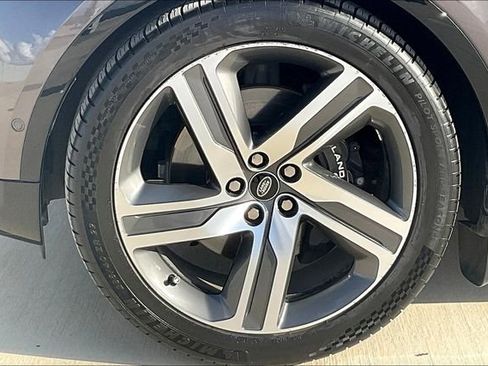 Used 2023 Land Rover Discovery Metropolitan Edition image 9