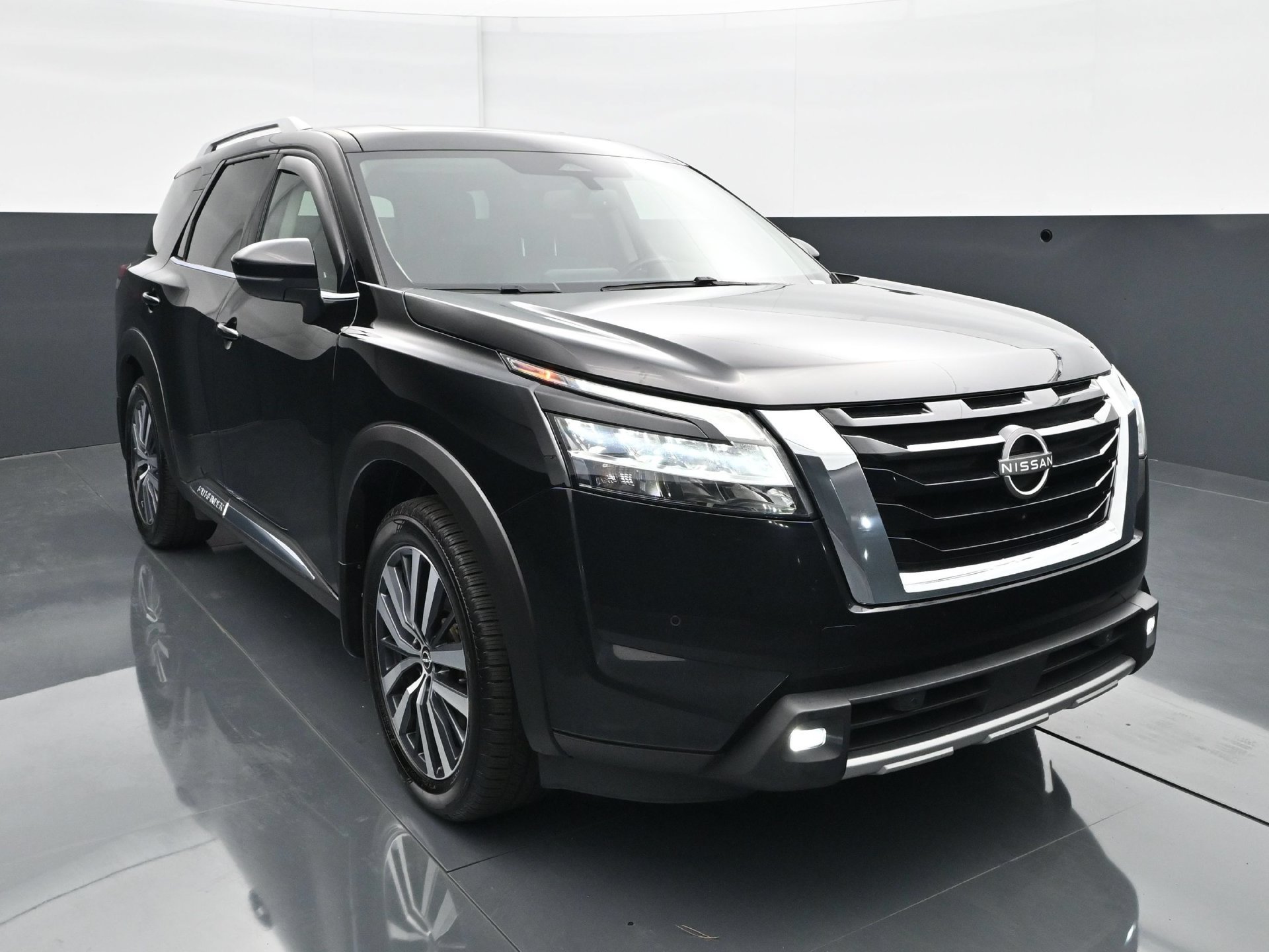 Used 2022 Nissan Pathfinder Platinum AWD/4WD image 11