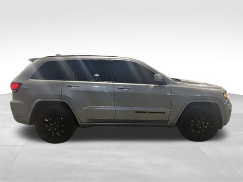 Used 2020 Jeep Grand Cherokee Altitude RWD image 6