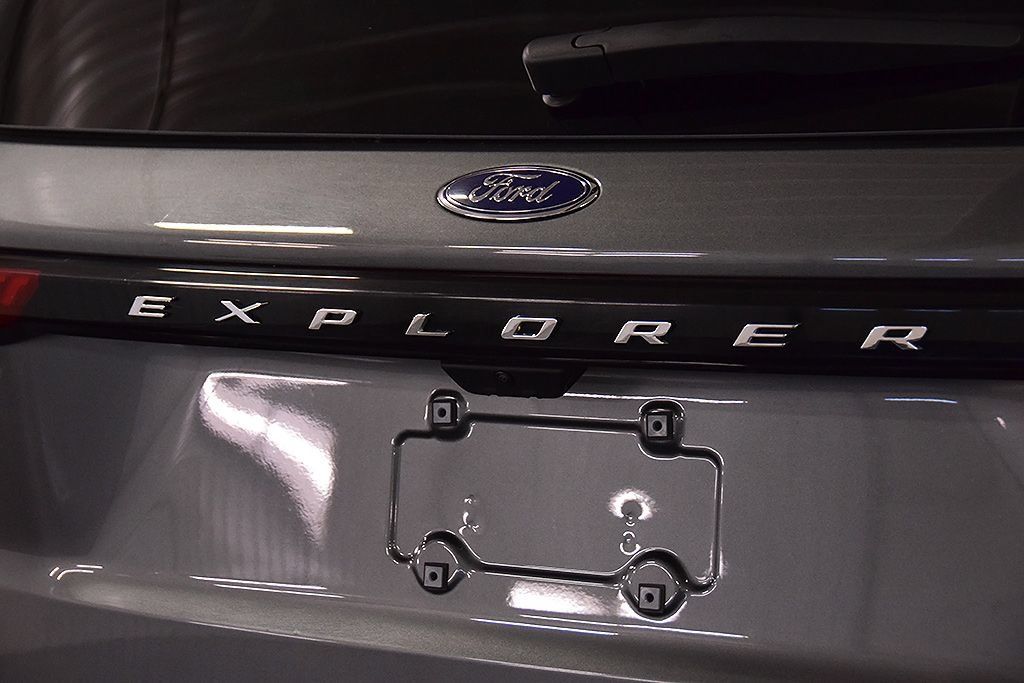 Used 2025 Ford Explorer Active AWD/4WD image 12