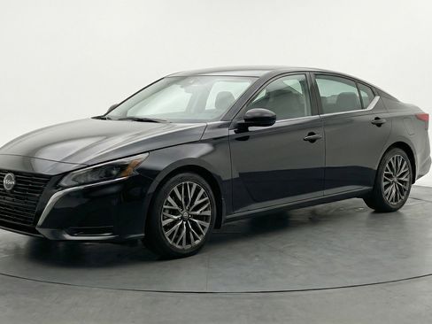 Used 2025 Nissan Altima 2.5 SV image 3