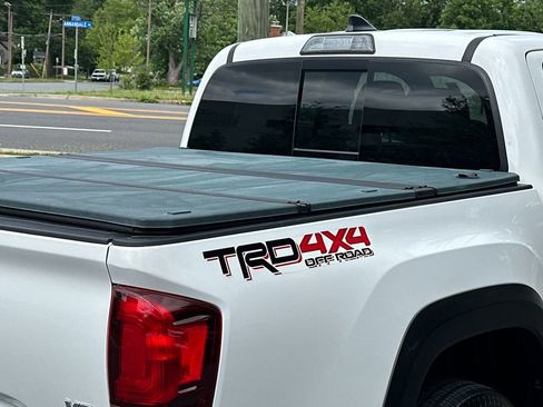 Used 2019 Toyota Tacoma TRD Off-Road AWD/4WD image 5