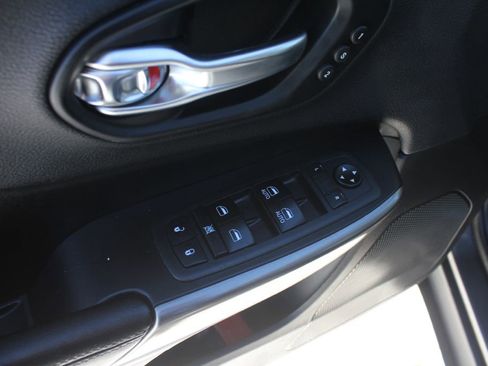 Used 2019 Jeep Cherokee Limited image 28