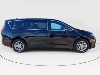 Used 2025 Chrysler Pacifica Select video 2