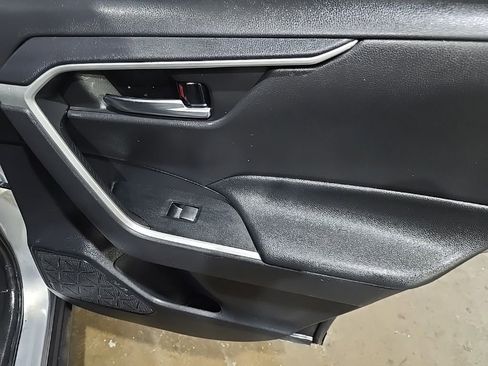 Used 2021 Toyota RAV4 XLE w/ Convenience Package FWD image 11