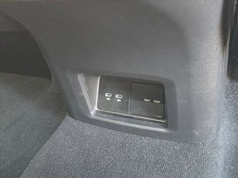 Used 2025 Volkswagen Atlas Cross Sport SE AWD/4WD image 31