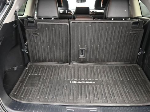 Used 2024 Toyota Highlander XLE AWD/4WD image 14