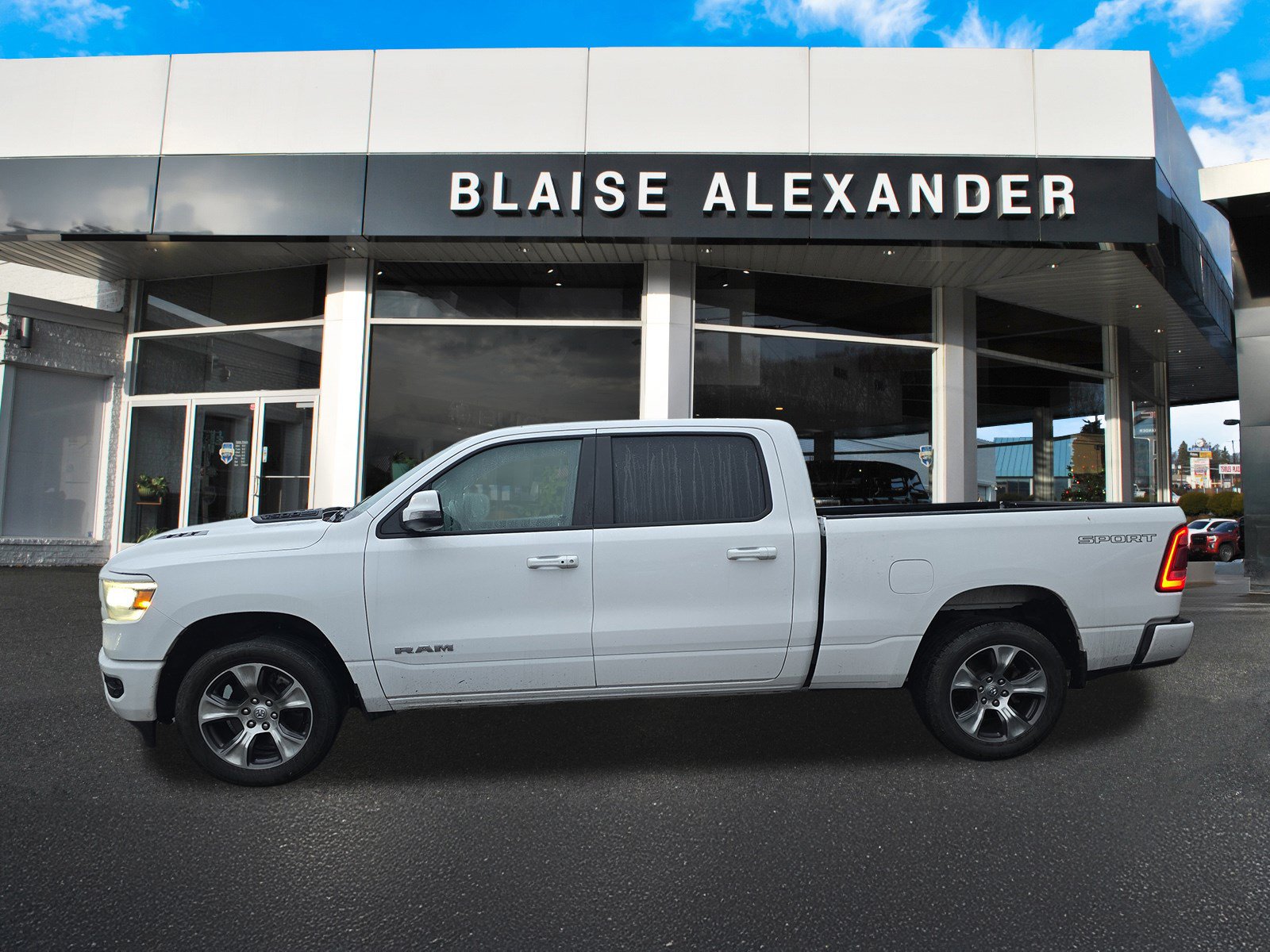Used 2023 RAM 1500 Laramie AWD/4WD image 5