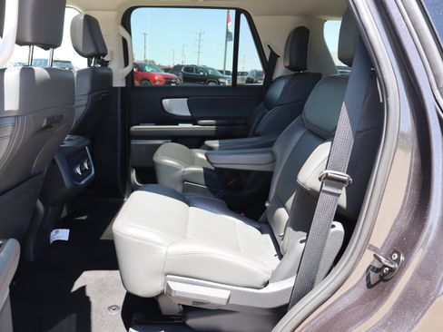 Used 2025 Ford Expedition Active AWD/4WD image 10