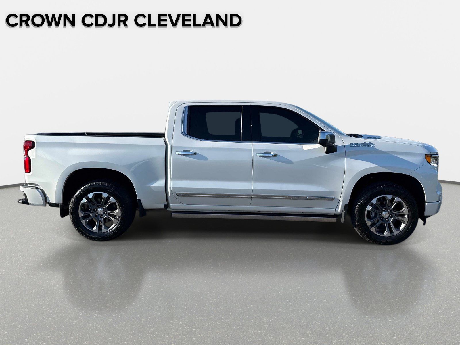 Used 2025 Chevrolet Silverado 1500 High Country w/ Technology Package AWD/4WD image 3