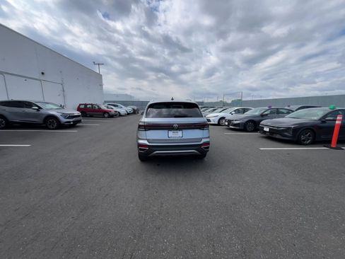 Used 2025 Volkswagen Taos SE image 16